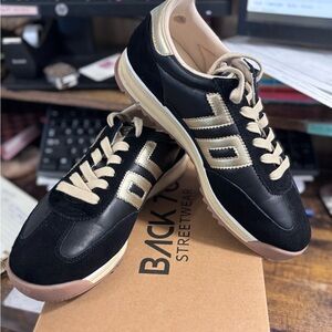 Back 70 Women's Black and Tan Athletic Shoes